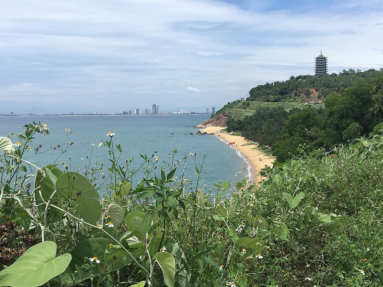 다낭 해안과 선짜반도를 내려다본 풍경